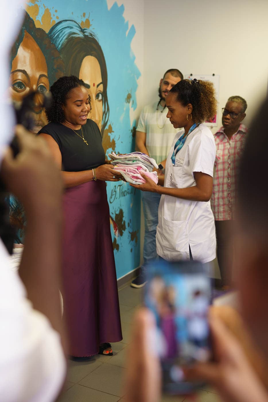 Remise de dons de l'association Sonj Lanmou dans un service de maternité en Guyane.
